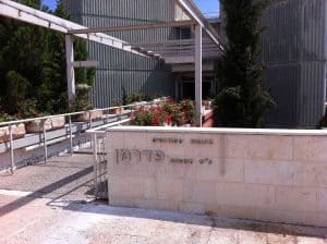 חריטת אותיות תלת ממדיות