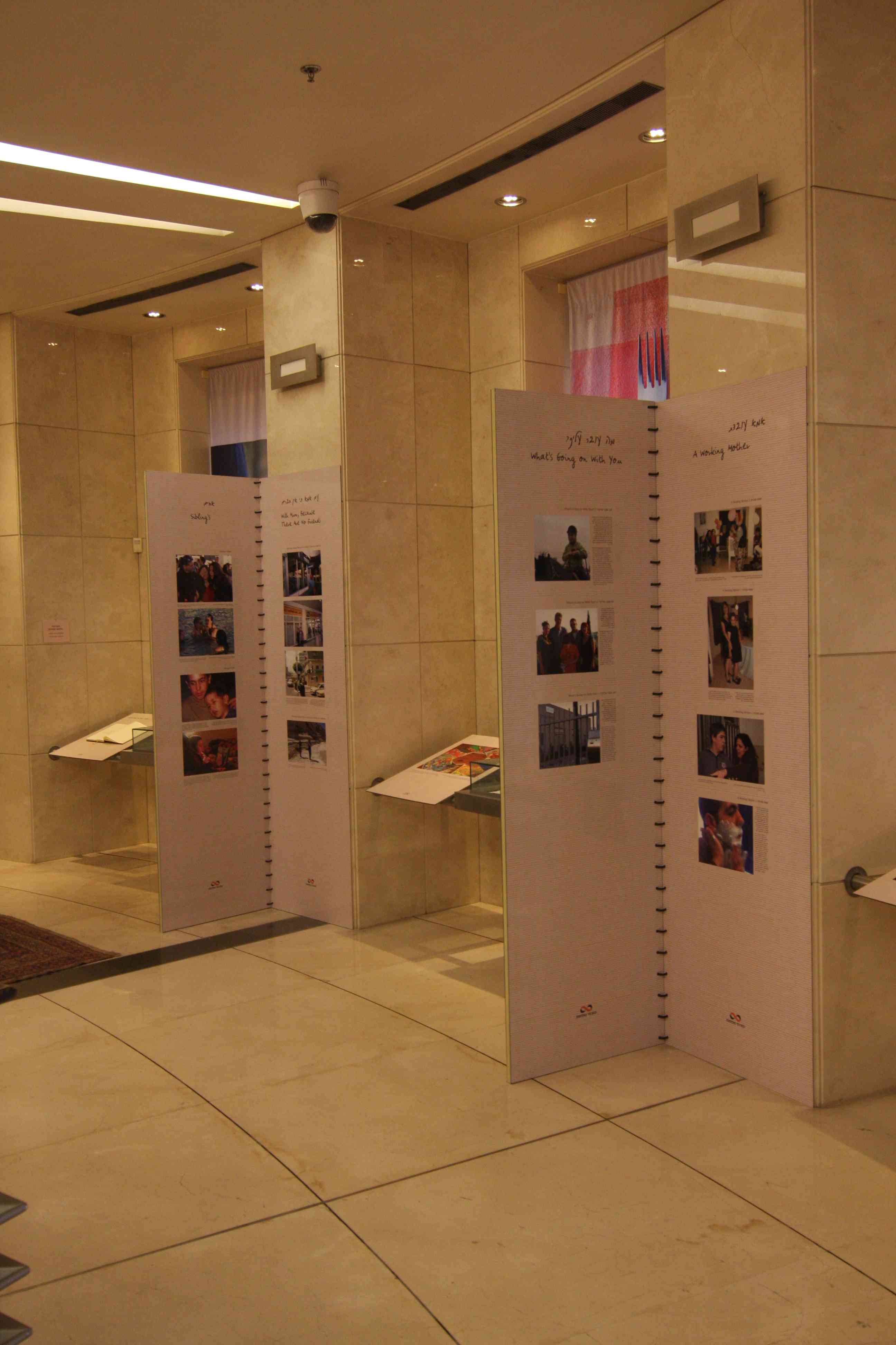 הקמת תערוכת אלבום אימהות בנק מזרחי רמת גן